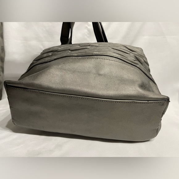 Womens Simply Vera Vera Wang Silver Gray Shoulder Bag great condition - Picture 4 of 11